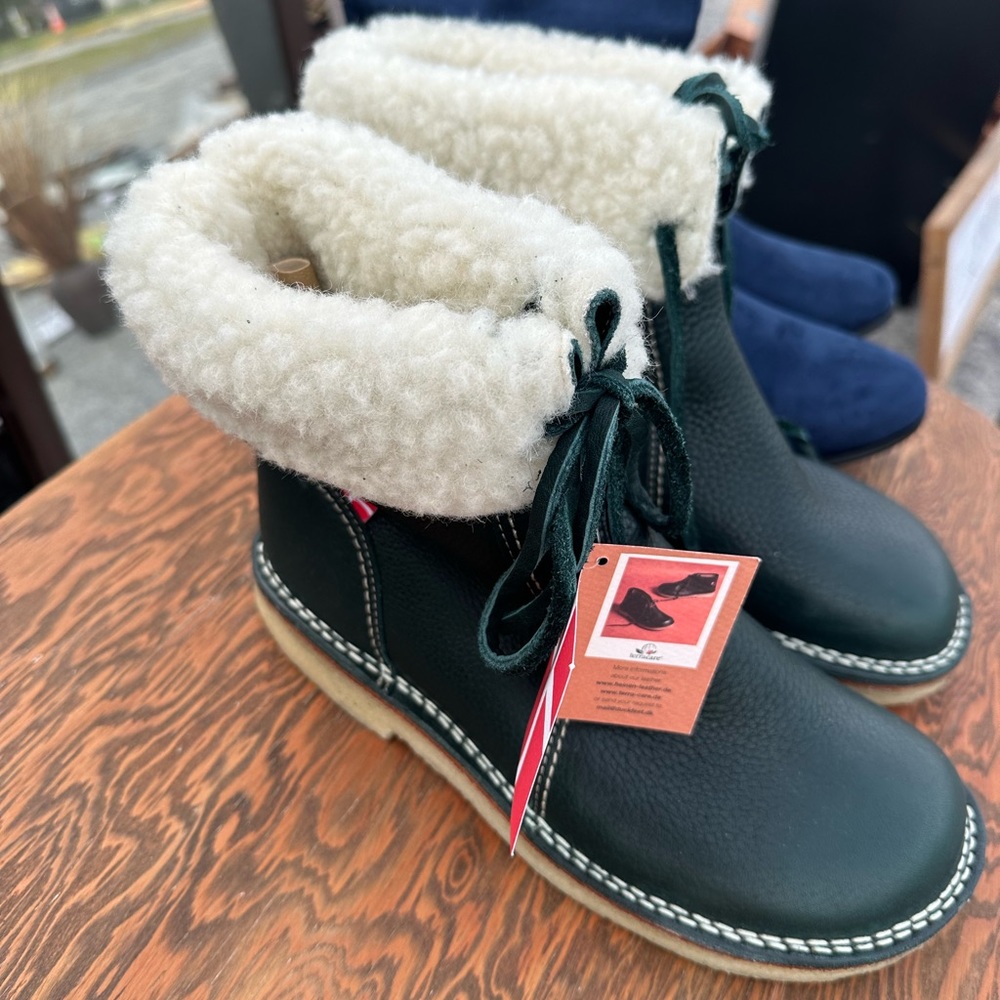 AUTHENTIC Duckfeet boots with tags!